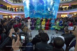 Image du Maroc Professionnelle de  Des musicens, des danseurs accompagné de la mascotte du Morocco Mega Mall offrent des attractions aux visiteurs Morocco Mega Mall, le plus grand centre commercial d'Afrique avec 200.000 m² de surface au sol située sur le Boulevard de la Corniche Boulevard de L'Océan Ain Diab, à Casablanca, Vendredi 16 Décembre 2011. (Photo / Abdeljalil Bounhar) 